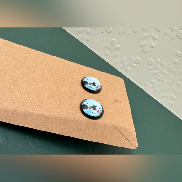 ❄️ SALE! BRAND NEW Black Cat Red Heart Button Stud Earrings Gunmetal - Picture 4 of 10